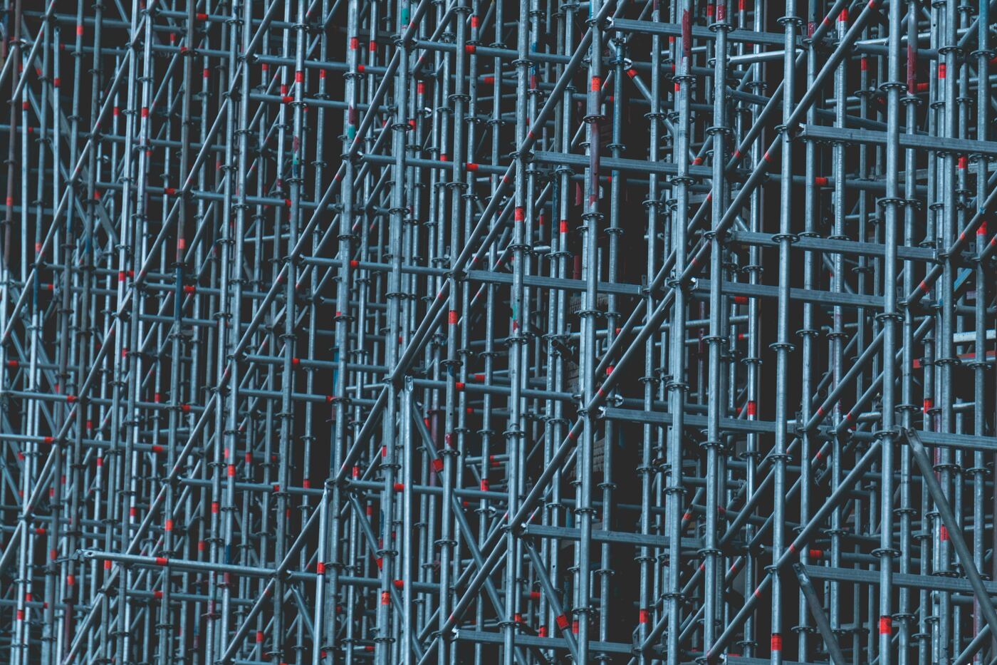 Industriegerüst in einer Produktionshalle